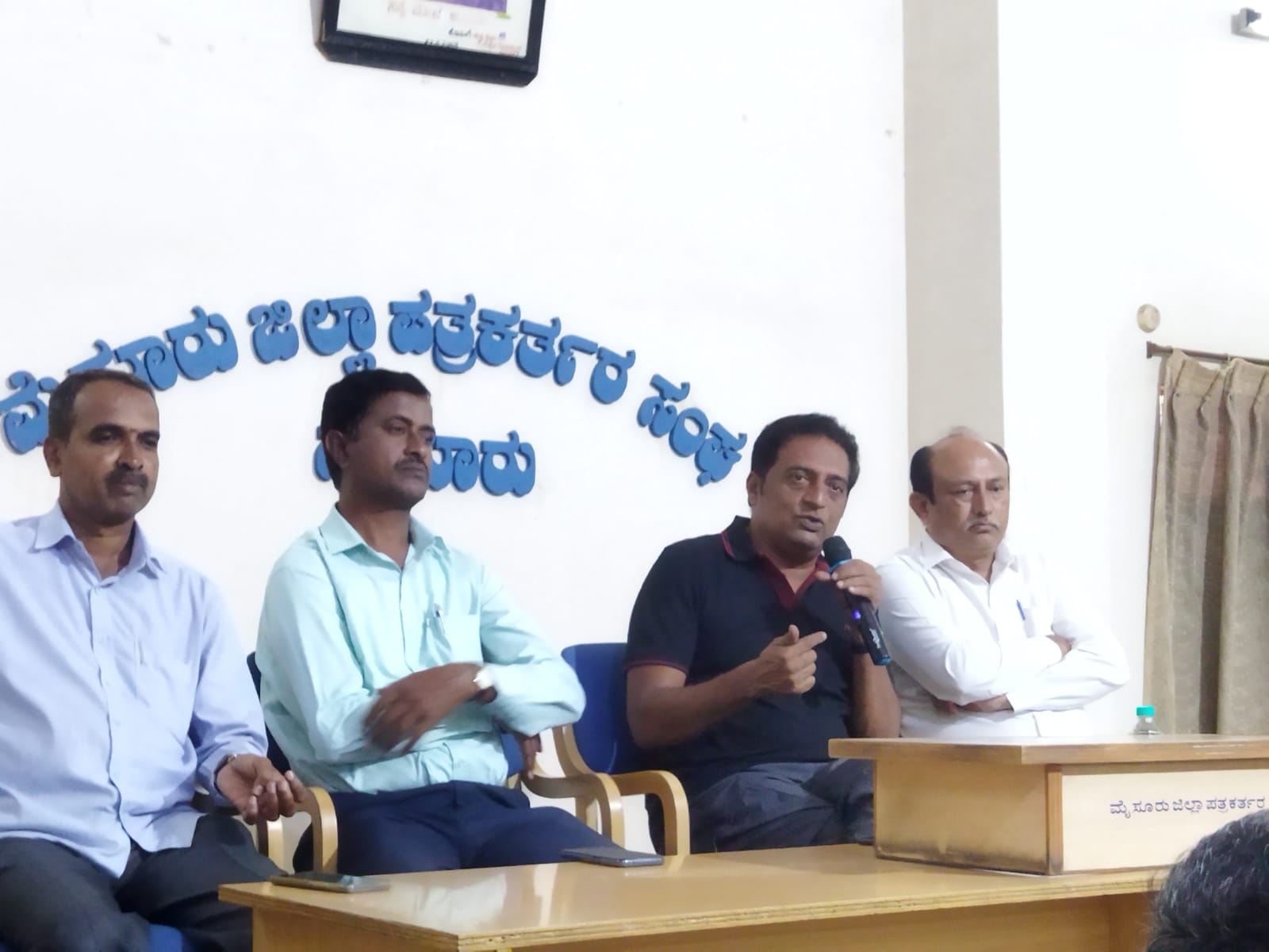 ಯುವಕರಿಗೆ ಉದ್ಯೋಗ ಕೊಡುವ ಮೂಲಕ ನಿಮ್ಮ ರಾಷ್ಟ್ರಪ್ರೇಮವನ್ನು ಪ್ರದರ್ಶಿಸಿ: ನಟ ಪ್ರಕಾಶ್ ರಾಜ್