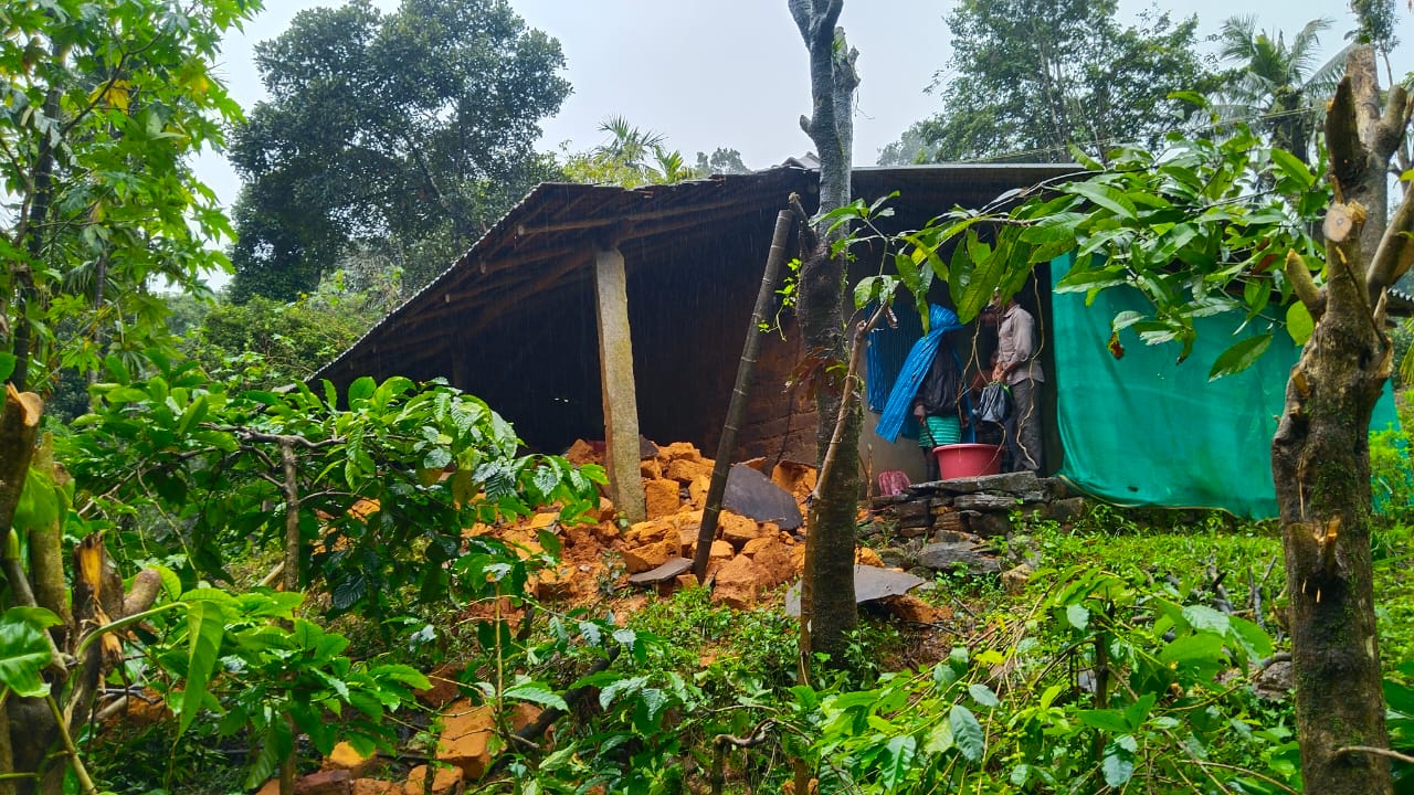 ಕಾಫಿನಾಡಿನಲ್ಲಿ ನಿಲ್ಲದ ಮಳೆಯ ಆರ್ಭಟ: ಅಲ್ಲಲ್ಲಿ ಮನೆಗಳಿಗೆ ಹಾನಿ