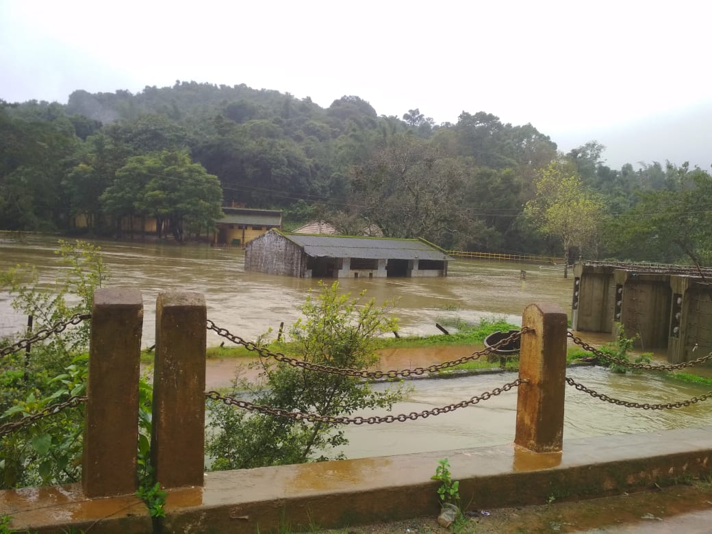 ಕೊಡಗಿನಲ್ಲಿ ನಿಲ್ಲದ ಮಳೆ: ಹಲವು ರಸ್ತೆಗಳು ಜಲಾವೃತ