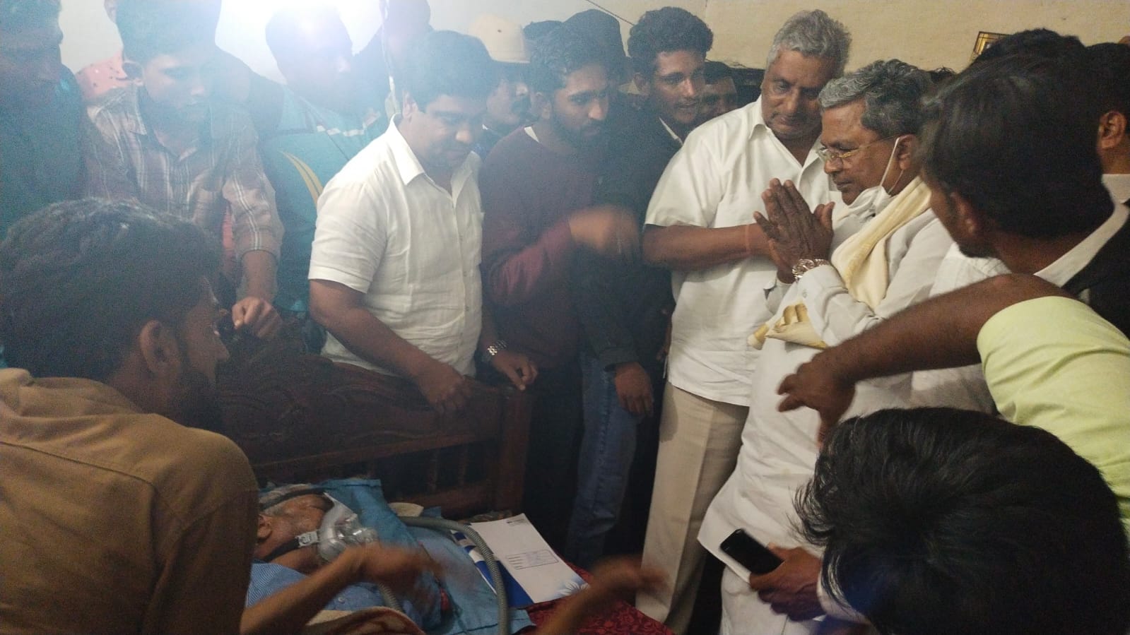 ಮೃತಪಟ್ಟ ಅಭಿಮಾನಿ ಫಸಿ ಉದ್ದೀನ್ ಮನೆಗೆ ಭೇಟಿ ನೀಡಿ ಕುಟುಂಬಸ್ಥರಿಗೆ ಸಾಂತ್ವನ ಹೇಳಿದ ಸಿದ್ದರಾಮಯ್ಯ