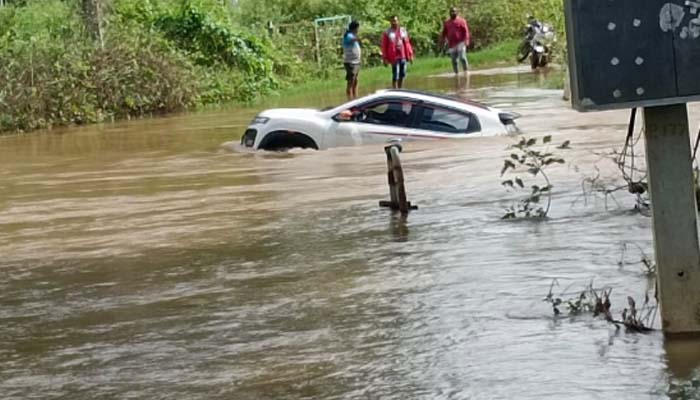 VIDEO- ಕಡೂರು: ಹಳ್ಳದಲ್ಲಿ ಕೊಚ್ಚಿ ಹೋಗುತ್ತಿದ್ದ ಕಾರಿನಲ್ಲಿದ್ದವರನ್ನು ರಕ್ಷಣೆ ಮಾಡಿದ ಸ್ಥಳೀಯರು