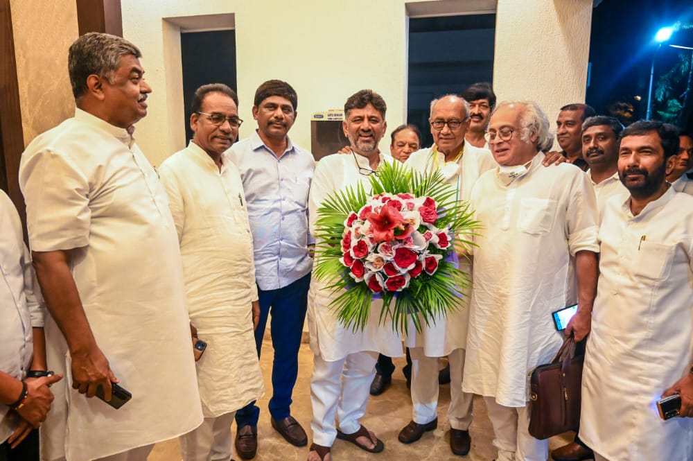 ಡಿಕೆ ಶಿವಕುಮಾರ್ ನಿವಾಸಕ್ಕೆ ಮಧ್ಯಪ್ರದೇಶ ಮಾಜಿ ಸಿಎಂ ದಿಗ್ವಿಜಯ್ ಸಿಂಗ್ ಭೇಟಿ