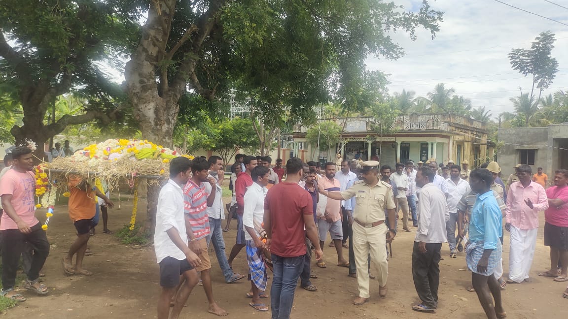 ಸ್ಮಶಾನಕ್ಕೆ ತೆರಳಲು ಸೇತುವೆ ಇಲ್ಲ: ಗ್ರಾಪಂ ಕಚೇರಿ ಎದುರೇ ಅಂತ್ಯ ಸಂಸ್ಕಾರ ನೆರವೇರಿಸಿ ಗ್ರಾಮಸ್ಥರ ಆಕ್ರೋಶ