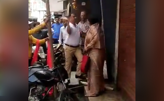 ವೃದ್ಧೆಯ ಕೆನ್ನೆಗೆ ಹೊಡೆದು, ದೂಡಿದ ಎಂಎನ್‌ಎಸ್ ಕಾರ್ಯಕರ್ತರು: ಘಟನೆಯ ವೀಡಿಯೊ ವೈರಲ್