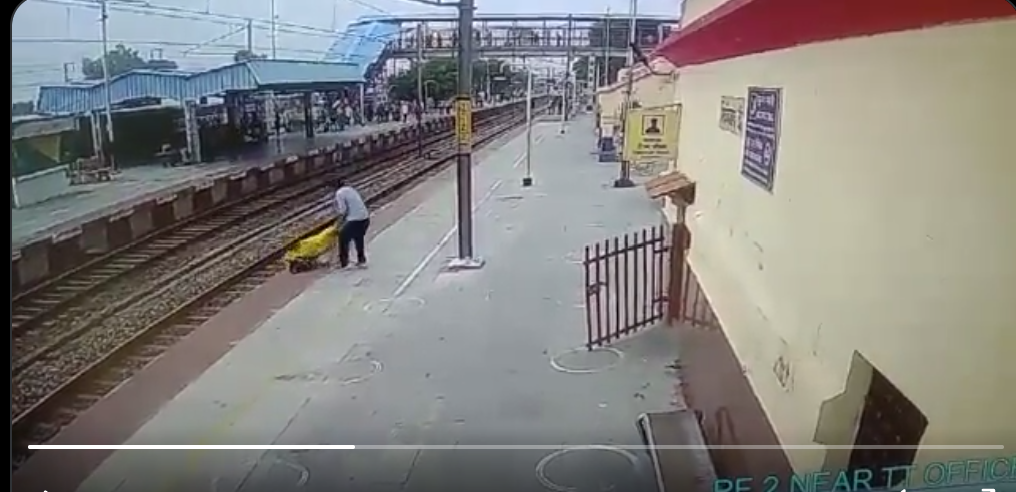 ಉತ್ತರಪ್ರದೇಶ: ರೈಲು ಬರುತ್ತಿದ್ದಂತೆಯೇ ಹಳಿಯಿಂದ ಮಹಿಳೆಯನ್ನು ರಕ್ಷಿಸಿದ ನೌಕರ