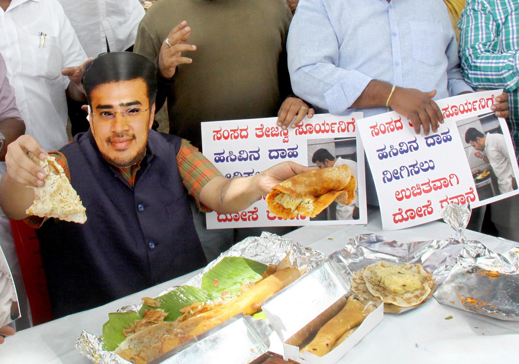 ಸಂಸದ ತೇಜಸ್ವಿ ಸೂರ್ಯಗೆ ‘ಮಸಾಲೆ ದೋಸೆ ರವಾನಿಸಿ  ಕಾಂಗ್ರೆಸ್ ಪ್ರತಿಭಟನೆ