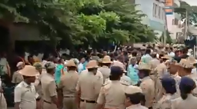 ದೊಡ್ಡಬಳ್ಳಾಪುರವನ್ನು ಜಿಲ್ಲಾ ಕೇಂದ್ರವನ್ನಾಗಿ ಘೋಷಿಸುವಂತೆ ಒತ್ತಾಯ: BJP ಸರ್ಕಾರದ ಜನಸ್ಪಂದನ ವಿರುದ್ಧ ಪ್ರತಿಭಟನೆ