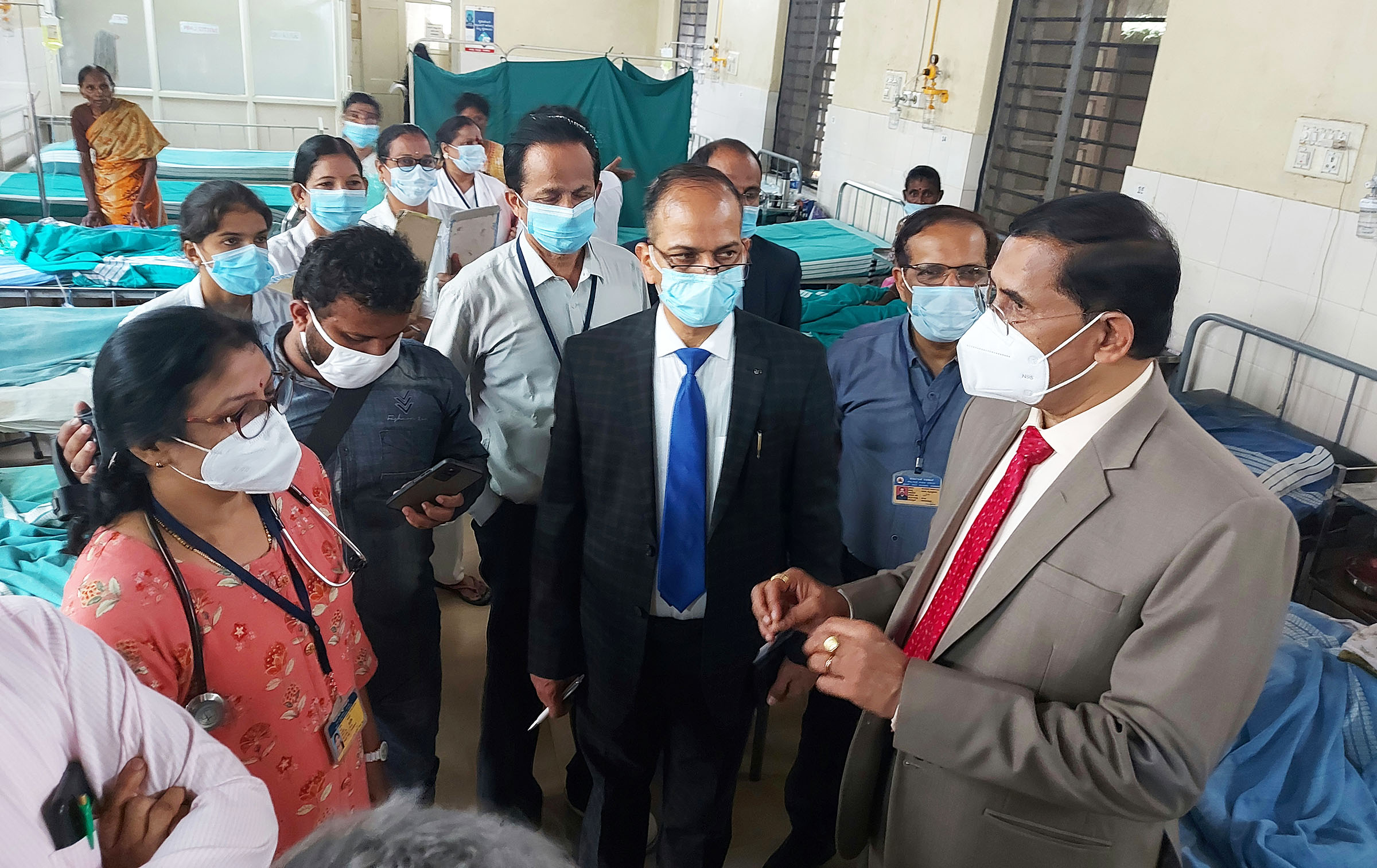 ಉಡುಪಿ ಜಿಲ್ಲಾಸ್ಪತ್ರೆಗೆ ಹೈಕೋರ್ಟ್ ನ್ಯಾ.ವೀರಪ್ಪ ದಿಢೀರ್ ಭೇಟಿ; ರೋಗಿಗಳ ಆರೋಗ್ಯ ವಿಚಾರಣೆ