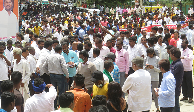 ಮುರುಘಾಶ್ರೀ ಪ್ರಕರಣ: ನಿಷ್ಪಕ್ಷ ತನಿಖೆಗೆ ಒತ್ತಾಯಿಸಿ ಚಿತ್ರದುರ್ಗ ಡಿಸಿ ಕಚೇರಿ ಎದುರು ವಿವಿಧ ಸಂಘ ಸಂಸ್ಥೆಗಳಿಂದ ಧರಣಿ