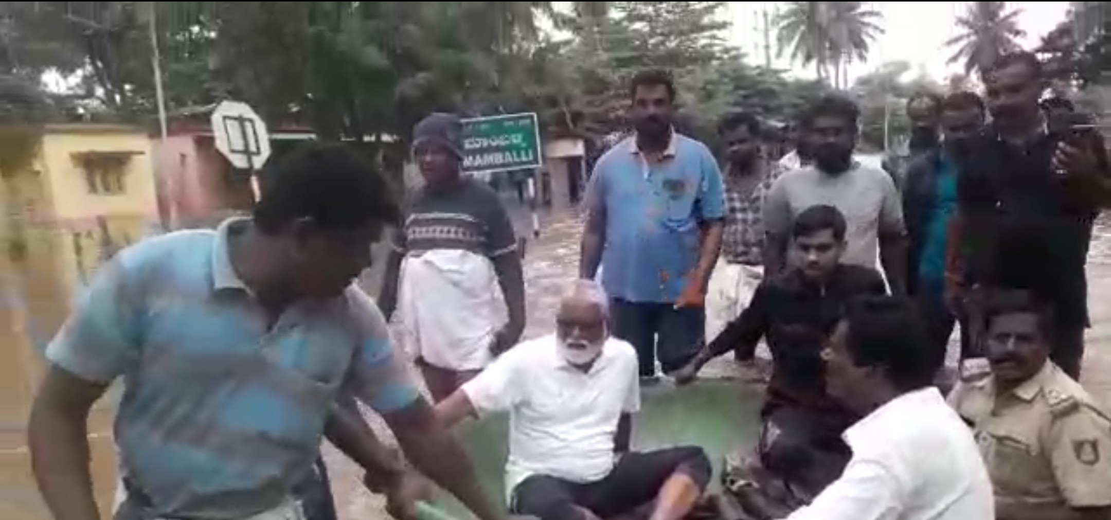 ಒಂದಡಿ ನೀರಿನಲ್ಲಿ ಬಿಜೆಪಿ ಶಾಸಕ ಎನ್. ಮಹೇಶ್ ತೆಪ್ಪ ಸವಾರಿ: ಸಾಮಾಜಿಕ ಜಾಲತಾಣದಲ್ಲಿ ಟೀಕೆ