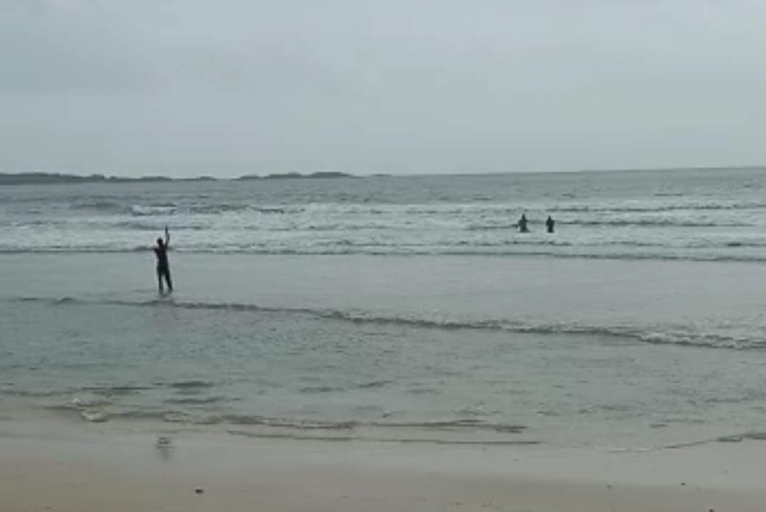 ಮಲ್ಪೆ: ಸಮುದ್ರದಲ್ಲಿ ಮುಳುಗುತ್ತಿದ್ದ ಇಬ್ಬರು ಪ್ರವಾಸಿಗರ ರಕ್ಷಣೆ