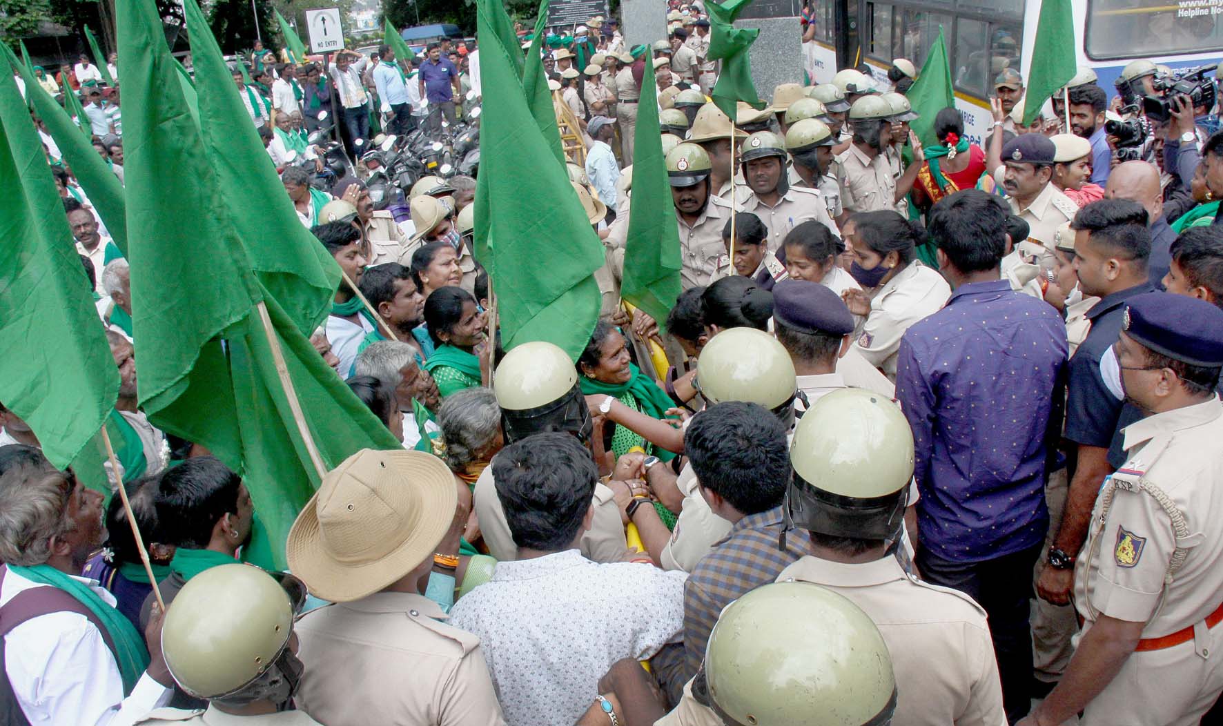 ಕೃಷಿ ಕಾಯ್ದೆ ಹಿಂಪಡೆಯಲು ಪಟ್ಟು: ರೈತರಿಂದ ವಿಧಾನಸೌಧ ಮುತ್ತಿಗೆ ಯತ್ನ