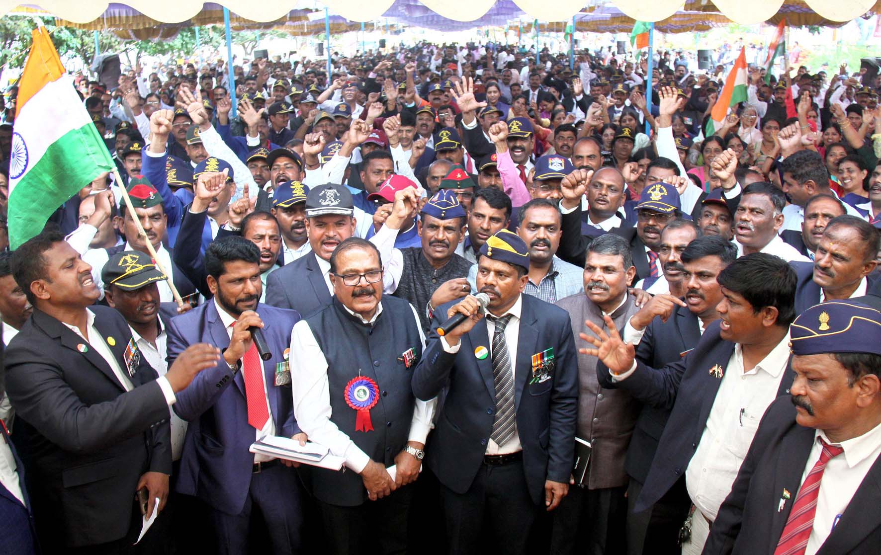 ಭೂಮಿ ಮಂಜೂರು ಸೇರಿ ವಿವಿಧ ಬೇಡಿಕೆಗಳ ಈಡೇರಿಕೆಗೆ ಮಾಜಿ ಸೈನಿಕರ ಆಗ್ರಹ; ಅಹೋರಾತ್ರಿ ಧರಣಿ ಆರಂಭ