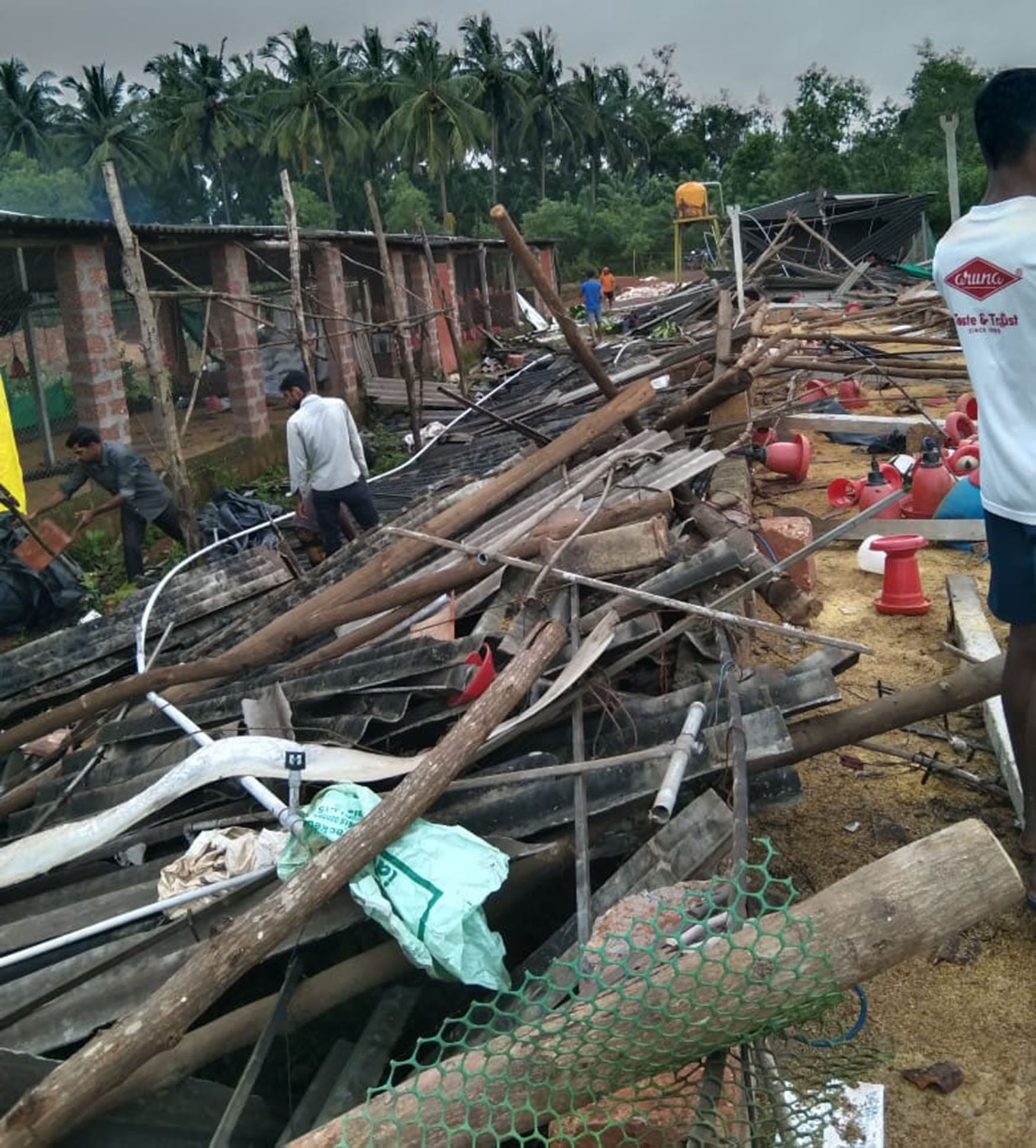 ಬೈಂದೂರು ತಾಲೂಕಿನಲ್ಲಿ ಬಿರುಗಾಳಿ-ಮಳೆ; ಹೆರಂಜಾಲು ಬಳಿ ಧರಾಶಾಹಿಯಾದ ಕೋಳಿ ಫಾರ್ಮ್