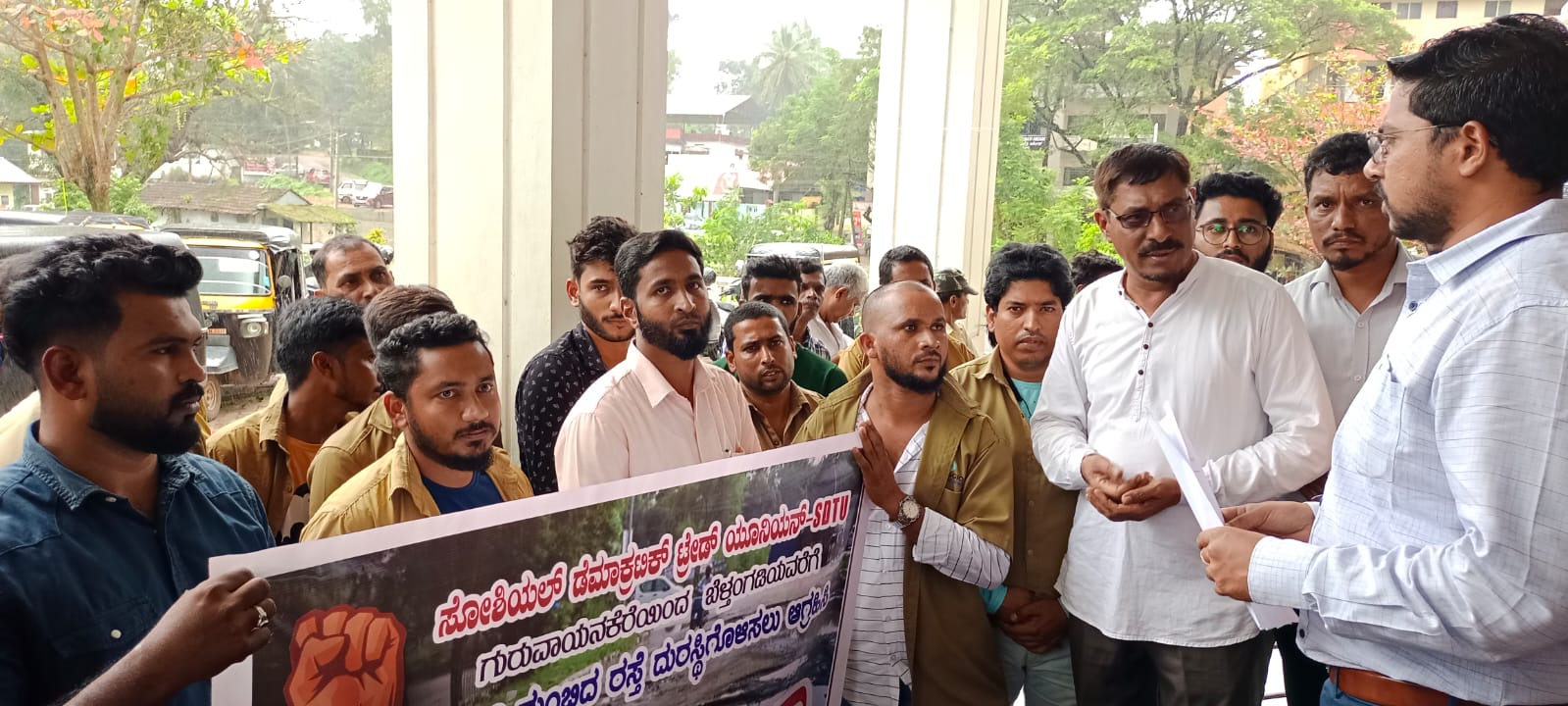 ಗುರುವಾಯನಕೆರೆ; ರಸ್ತೆ ಗುಂಡಿ ಮುಚ್ಚುವಂತೆ ಒತ್ತಾಯಿಸಿ ವಾಹನ ಜಾಥಾ