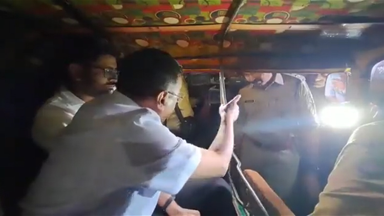 ಆಟೋ ರಿಕ್ಷಾ ಚಾಲಕನ ಮನೆಗೆ ಊಟಕ್ಕೆ ತೆರಳುತ್ತಿದ್ದ ಕೇಜ್ರಿವಾಲ್ ರನ್ನು  ತಡೆದ ಗುಜರಾತ್ ಪೊಲೀಸರು