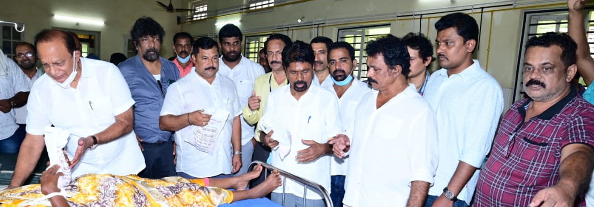 ದಿ.ಆಸ್ಕರ್ ಫೆರ್ನಾಂಡೀಸ್‌ರ ಪ್ರಥಮ ಪುಣ್ಯತಿಥಿ; ಅಭಿಮಾನಿ ಬಳಗದಿಂದ ರೋಗಿಗಳಿಗೆ ಹಣ್ಣುಹಂಪಲು ವಿತರಣೆ