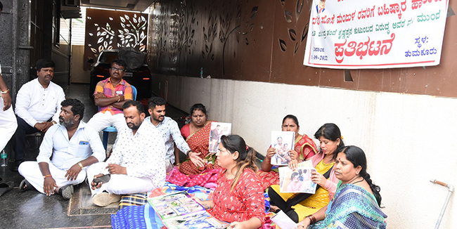 ತುಮಕೂರು | ದಲಿತ ಸೊಸೆಯನ್ನು ಮನೆಗೆ ಸೇರಿಸದ ಕುಟುಂಬ: ಮಗುವಿನೊಂದಿಗೆ ಧರಣಿ ಕುಳಿತ ಮಹಿಳೆ