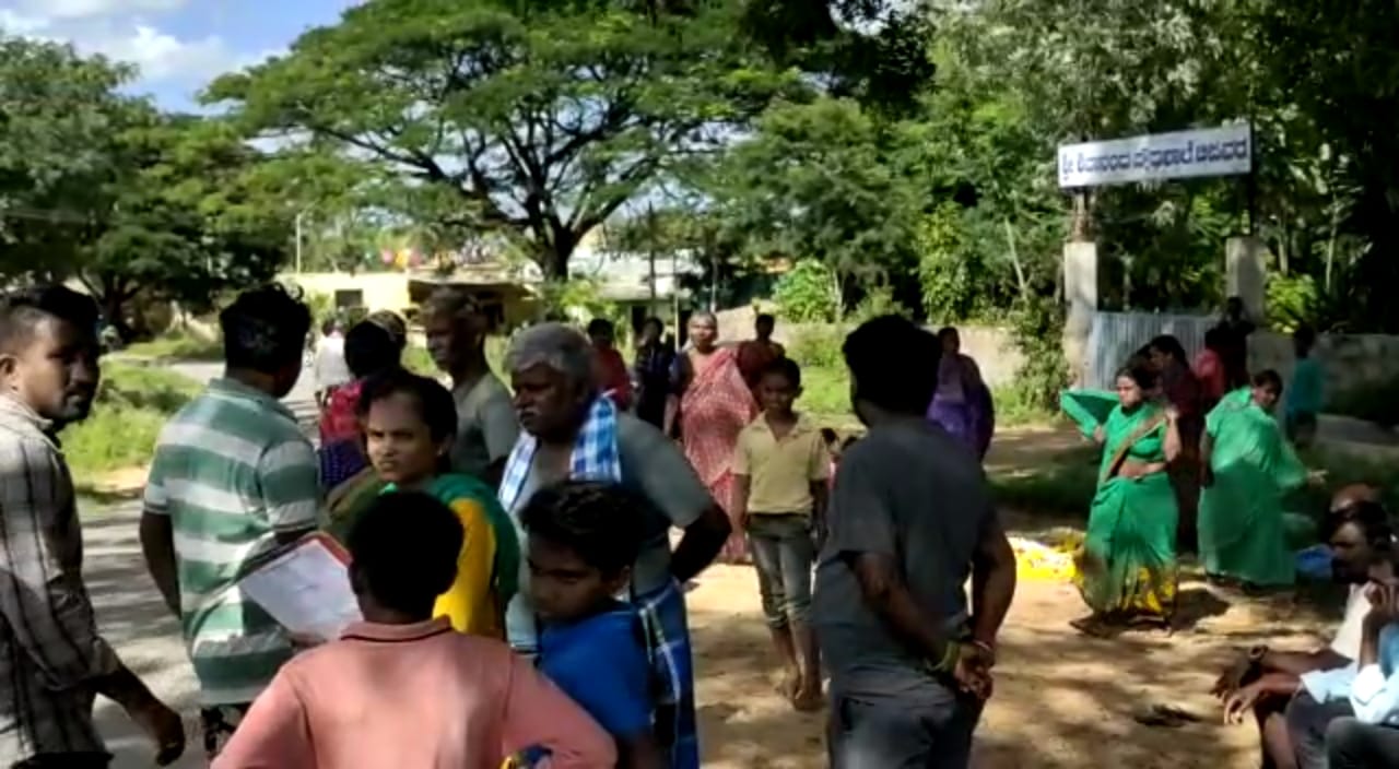 ತುಮಕೂರು: ಸ್ಮಶಾನ ಜಾಗ ಇಲ್ಲದ್ದಕ್ಕೆ ರಸ್ತೆಯಲ್ಲಿ ದಲಿತ ಮಹಿಳೆಯ ಮೃತದೇಹವಿಟ್ಟು ಪ್ರತಿಭಟನೆ ನಡೆಸಿದ ಗ್ರಾಮಸ್ಥರು