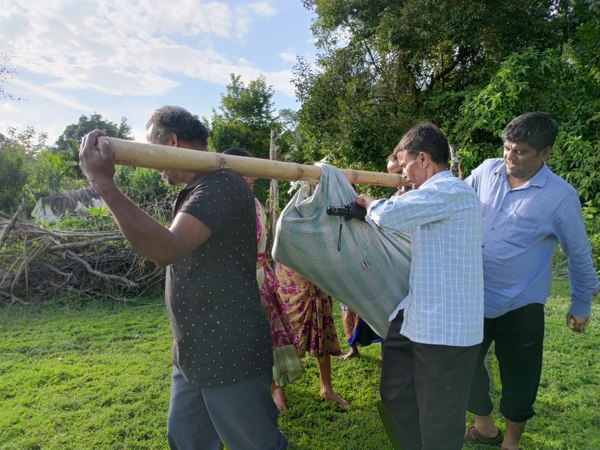 ಕಳಸ | ಮನೆಗಿಲ್ಲ ರಸ್ತೆ: ವೃದ್ಧೆಯನ್ನು ಆಸ್ಪತ್ರೆಗೆ ಜೋಳಿಗೆಯಲ್ಲಿ ಹೊತ್ತೊಯ್ದ ಸಂಬಂಧಿಕರು!