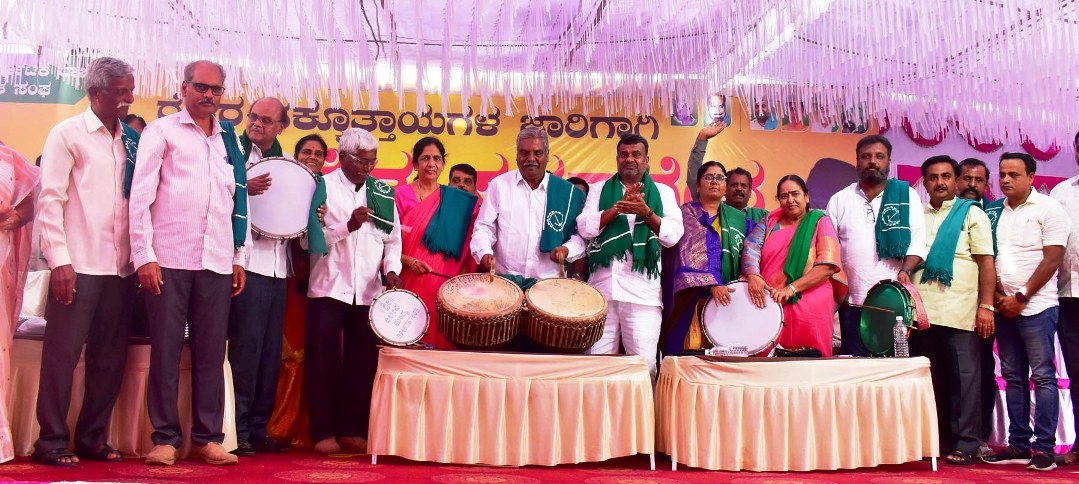 ಮಂಡ್ಯ: ಕಬ್ಬು ಬೆಳೆಗಾರರ ಸಮಸ್ಯೆಗೆ ಸ್ಪಂದಿಸದಿದ್ದರೆ ದಸರಾ ದಿನ ರಸ್ತೆ ತಡೆ; ರೈತ ಸಮಾವೇಶದಲ್ಲಿ ನಿರ್ಣಯ