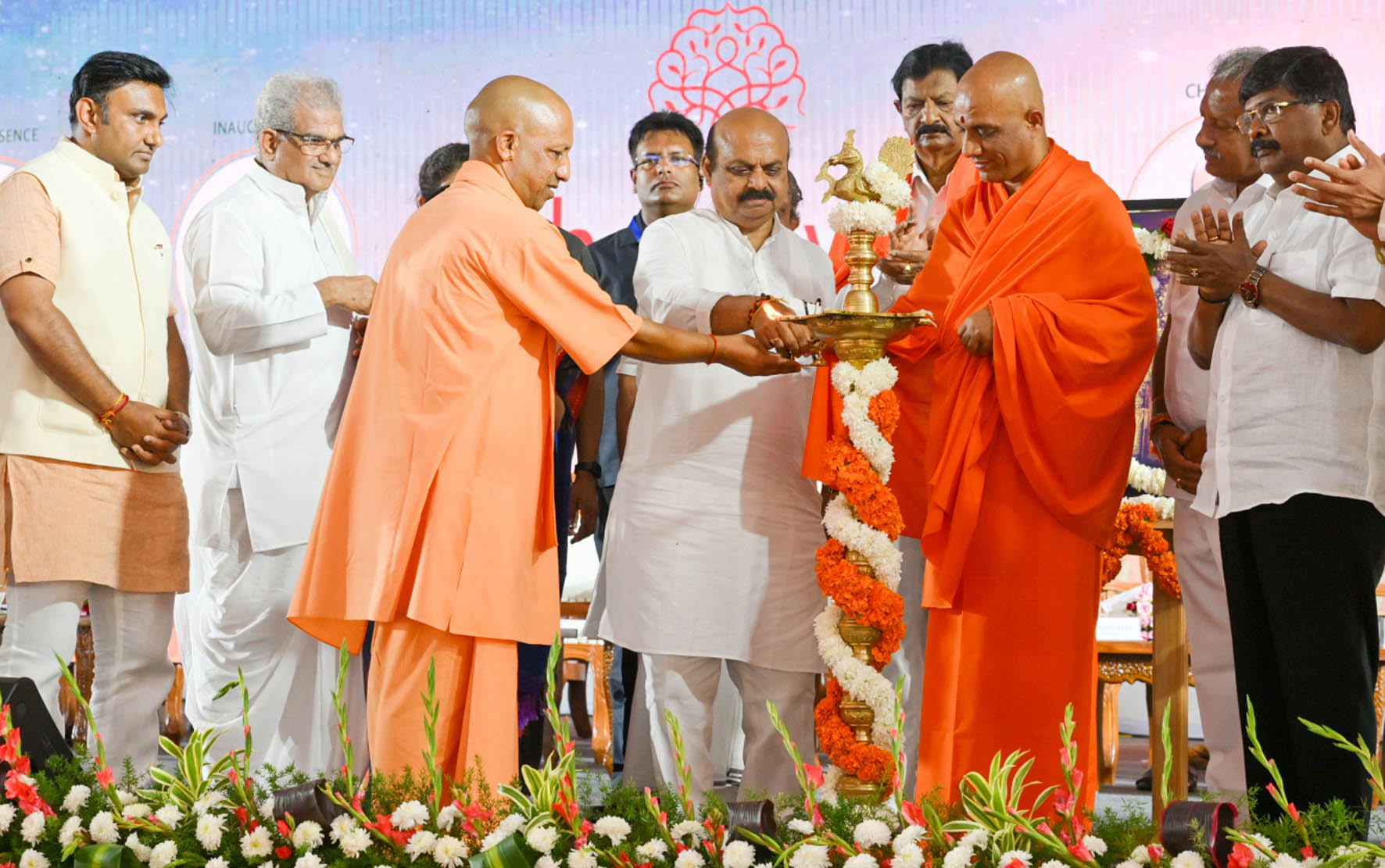 ಬೊಮ್ಮಾಯಿ ಯೋಗಿ ರೂಪದಲ್ಲಿ ಕರ್ನಾಟಕದ ಸೇವೆ ಮಾಡುತ್ತಿದ್ದಾರೆ: ಬೆಂಗಳೂರಿನಲ್ಲಿ ಆದಿತ್ಯನಾಥ್