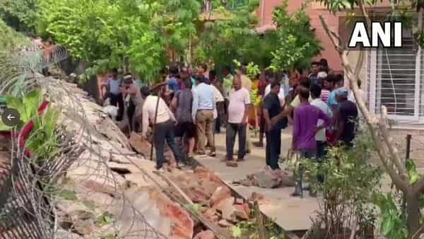 ನೋಯ್ಡಾ ಅಪಾರ್ಟ್‌ಮೆಂಟ್ ಕಟ್ಟಡದ ಆವರಣ ಗೋಡೆ ಕುಸಿದು ನಾಲ್ವರು ಕಾರ್ಮಿಕರು ಮೃತ್ಯು