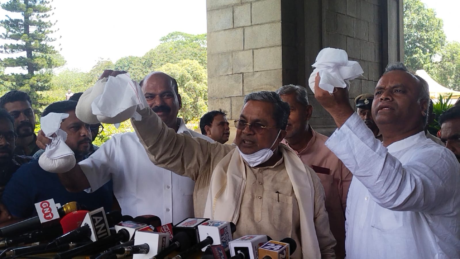 ಯುವ ಜನರ ಆಕ್ರೋಶದ ಅಲೆಗೆ ಭ್ರಷ್ಟ ಬಿಜೆಪಿ ಸರ್ಕಾರ ಕೊಚ್ಚಿ ಹೋಗುವ ದಿನ ದೂರವಿಲ್ಲ: ಸಿದ್ದರಾಮಯ್ಯ ಕಿಡಿ