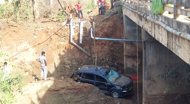 ಹನೂರು: ವಿದ್ಯುತ್ ಕಂಬಕ್ಕೆ ಢಿಕ್ಕಿಯಾಗಿ ಹಳ್ಳಕ್ಕೆ ಬಿದ್ದ ಕಾರು; 6 ಮಂದಿ ಪ್ರಯಾಣಿಕರಿಗೆ ಗಾಯ