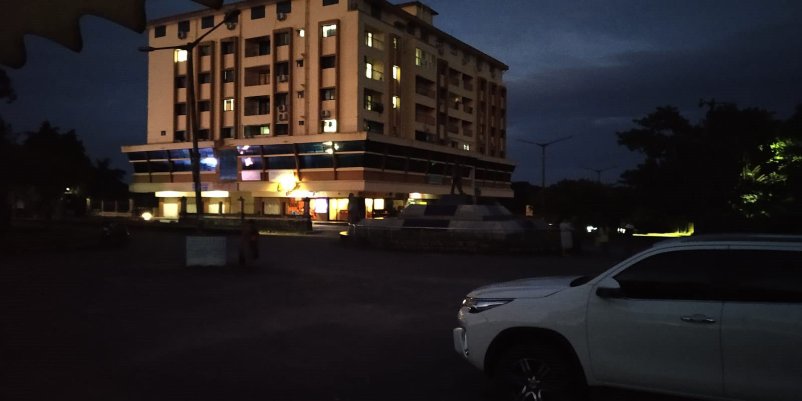 ಉಡುಪಿ ಜಿಲ್ಲಾಧಿಕಾರಿ ಕಚೇರಿ ರಸ್ತೆಯಲ್ಲಿ ಬೀದಿದೀಪಗಳೇ ಇಲ್ಲ!