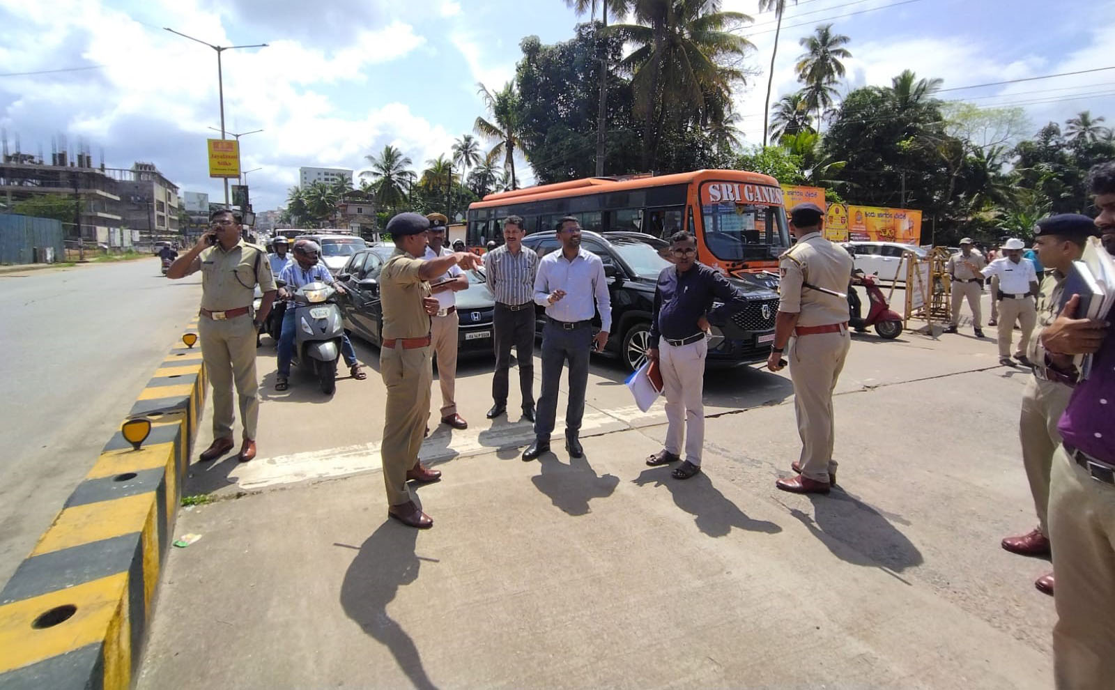 ಕಲ್ಸಂಕ ವೃತ್ತದಲ್ಲಿ ಸುಗಮ ಸಂಚಾರಕ್ಕೆ ತುರ್ತು ಕ್ರಮ: ಉಡುಪಿ ಜಿಲ್ಲಾಧಿಕಾರಿ, ಎಸ್ಪಿಯಿಂದ ಜಂಟಿ ಪರಿಶೀಲನೆ