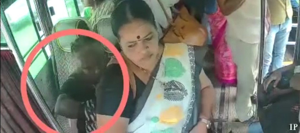 ಬಸ್‍ನಲ್ಲಿ ಪರ್ಸ್ ಕಳವು : ಸಿಸಿಕ್ಯಾಮರಾ ದೃಶ್ಯ ಸಾಮಾಜಿಕ ಜಾಲತಾಣದಲ್ಲಿ ವೈರಲ್