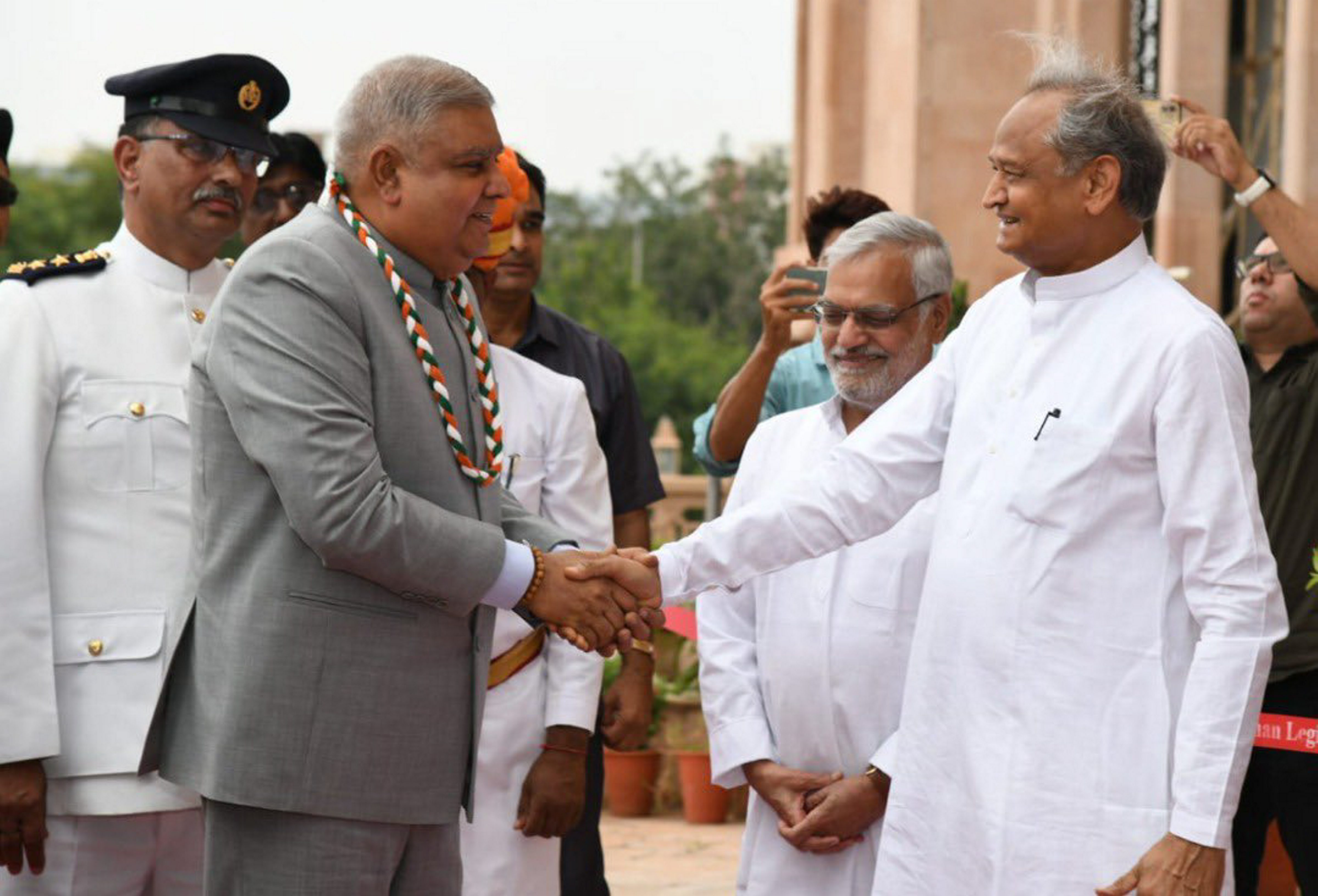 ಮಮತಾ ಬ್ಯಾನರ್ಜಿ ಮೇಲೆ ನೀವು ಯಾವ ಮ್ಯಾಜಿಕ್ ಮಾಡಿದಿರಿ?: ಉಪರಾಷ್ಟ್ರಪತಿಗೆ ಅಶೋಕ್ ಗೆಹ್ಲೋಟ್ ಪ್ರಶ್ನೆ