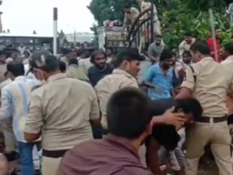 ಭಾರತ-ಆಸ್ಟ್ರೇಲಿಯ ಟಿ-20 ಪಂದ್ಯದ ಟಿಕೆಟ್‌ ಖರೀದಿಗೆ ಮುಗಿಬಿದ್ದ ಅಭಿಮಾನಿಗಳು, ಕಾಲ್ತುಳಿತದಲ್ಲಿ ನಾಲ್ವರಿಗೆ ಗಾಯ