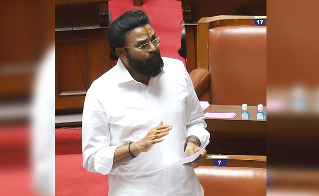 ಖಾಸಗಿ ಬಸ್‍ಗಳ ದುಬಾರಿ ದರಕ್ಕೆ ಕಡಿವಾಣ: ಸಚಿವ ಶ್ರೀರಾಮುಲು