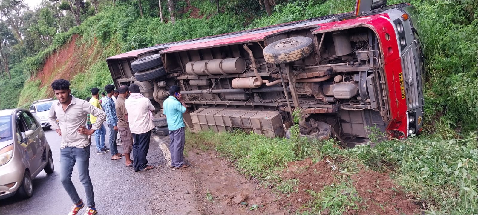 ಮಡಿಕೇರಿ: ರಸ್ತೆ ಬದಿಗೆ ಉರುಳಿದ ಕೆಎಸ್ಸಾರ್ಟಿಸಿ ಬಸ್