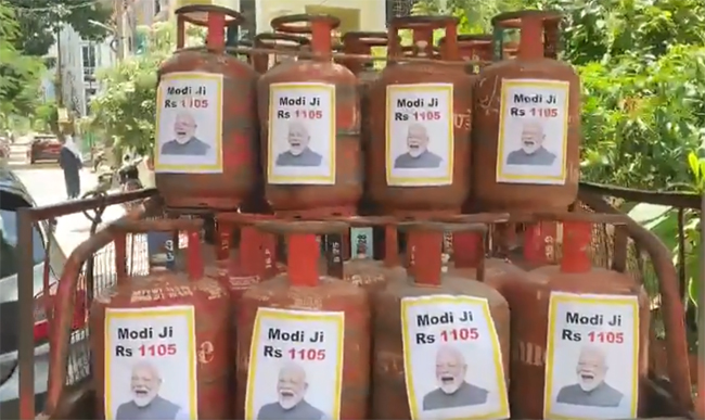 ದುಬಾರಿ ಎಲ್ಪಿಜಿ ಸಿಲಿಂಡ್ರ್ ಗಳ ಮೇಲೆ ಪ್ರಧಾನಿ ಪೋಸ್ಟರ್