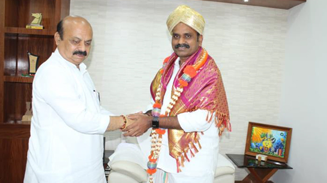 ಸಿಂ ಬೊಮ್ಮಾಯಿ ಭೇಟಿಯಾದ ಕೆಂದ್ರ ವಾರ್ತಾ ಮತ್ತು ಪ್ರಸಾರ ಖಾತೆ ರಾಜ್ಯ ಸಚಿವ ಡಾ. ಎಲ್. ಮುರುಘನ್