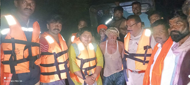 ಚಾಮರಾಜನಗರ: ಪ್ರವಾಹದಿಂದ ಪಾರಾಗಲು ತೆಂಗಿನಮರ ಏರಿ ಕುಳಿತಿದ್ದ ರೈತನ ರಕ್ಷಣೆ ಚಾಮರಾಜನಗರ: ಪ್ರವಾಹದಿಂದ ಪಾರಾಗಲು ತೆಂಗಿನಮರ ಏರಿ ಕುಳಿತಿದ್ದ ರೈತನ ರಕ್ಷಣೆ