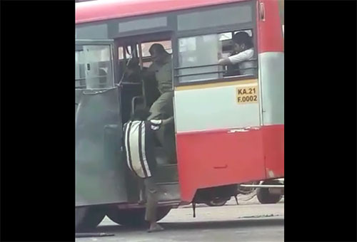 ಪುತ್ತೂರು : ಸರ್ಕಾರಿ ಬಸ್ಸಿನಿಂದ ಪ್ರಯಾಣಿಕನನ್ನು ಕಾಲಿನಿಂದ ತುಳಿದು ಹೊರಹಾಕಿದ ಕಂಡಕ್ಟರ್!