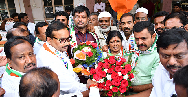 ತುಮಕೂರು ಪಾಲಿಕೆಯಲ್ಲಿ ಜೆಡಿಎಸ್-ಕಾಂಗ್ರೆಸ್ ಮೈತ್ರಿ: ಪ್ರಭಾವತಿ ಮೇಯರ್, ಬಿ.ಕೆ.ನರಸಿಂಹಮೂರ್ತಿ ಉಪಮೇಯರ್ ತುಮಕೂರು ಪಾಲಿಕೆಯಲ್ಲಿ ಜೆಡಿಎಸ್-ಕಾಂಗ್ರೆಸ್ ಮೈತ್ರಿ: ಪ್ರಭಾವತಿ ಮೇಯರ್, ಬಿ.ಕೆ.ನರಸಿಂಹಮೂರ್ತಿ ಉಪಮೇಯರ್