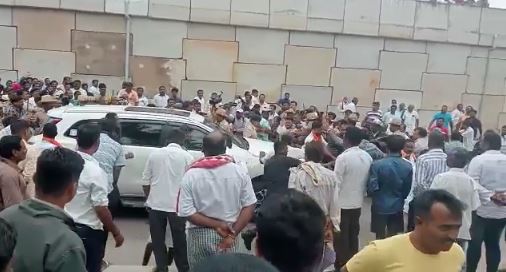 ಚನ್ನಪಟ್ಟಣ: ಸಿ.ಪಿ. ಯೋಗೇಶ್ವರ್ ಕಾರಿಗೆ ಮೊಟ್ಟೆ ಎಸೆತ; JDS ಕಾರ್ಯಕರ್ತರು ವಶಕ್ಕೆ