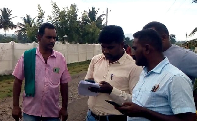 ಹನೂರು: ವಿ.ಎಸ್. ದೂಡ್ಡಿ ಗ್ರಾಮದಲ್ಲಿ ಸ್ಮಶಾನ ಮಂಜೂರು ಮಾಡಲು ಸ್ಥಳ ಪರಿಶೀಲನೆ ನಡೆಸಿದ ಅಧಿಕಾರಿಗಳು