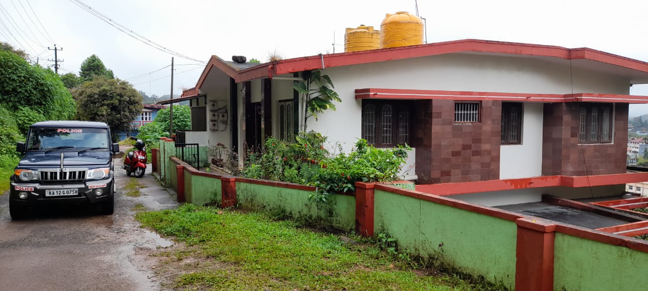 ಮಡಿಕೇರಿ: ಹಾಡಹಗಲೇ ಮನೆಗೆ ನುಗ್ಗಿ ಮಹಿಳೆ ಧರಿಸಿದ್ದ ಚಿನ್ನಾಭರಣ ದರೋಡೆ