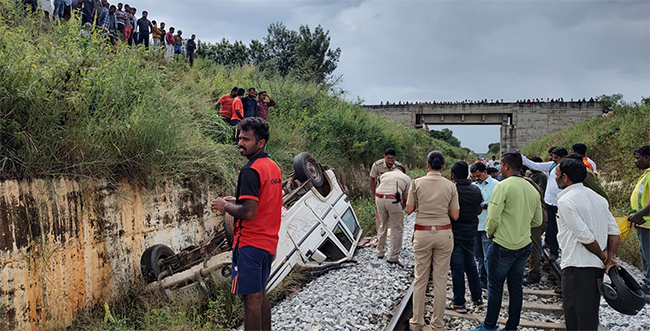 ಹಾಸನ: ರೈಲ್ವೆ ಹಳಿ ಮೇಲೆ ಉರುಳಿಬಿದ್ದ ಕಾರಿನಲ್ಲಿ ಮೃತದೇಹ ಪತ್ತೆ!