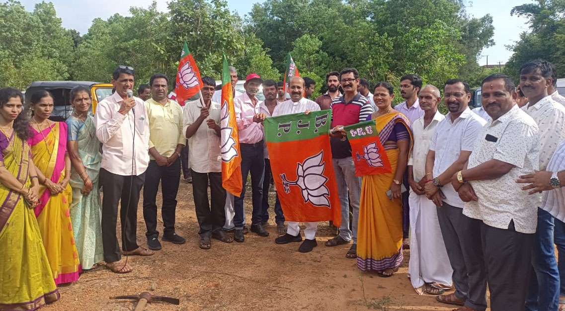 ಕಾಂಗ್ರೆಸ್ ಬೆಂಬಲಿತರು ಬಿಜೆಪಿ ಪಕ್ಷಕ್ಕೆ ಸೇರ್ಪಡೆ