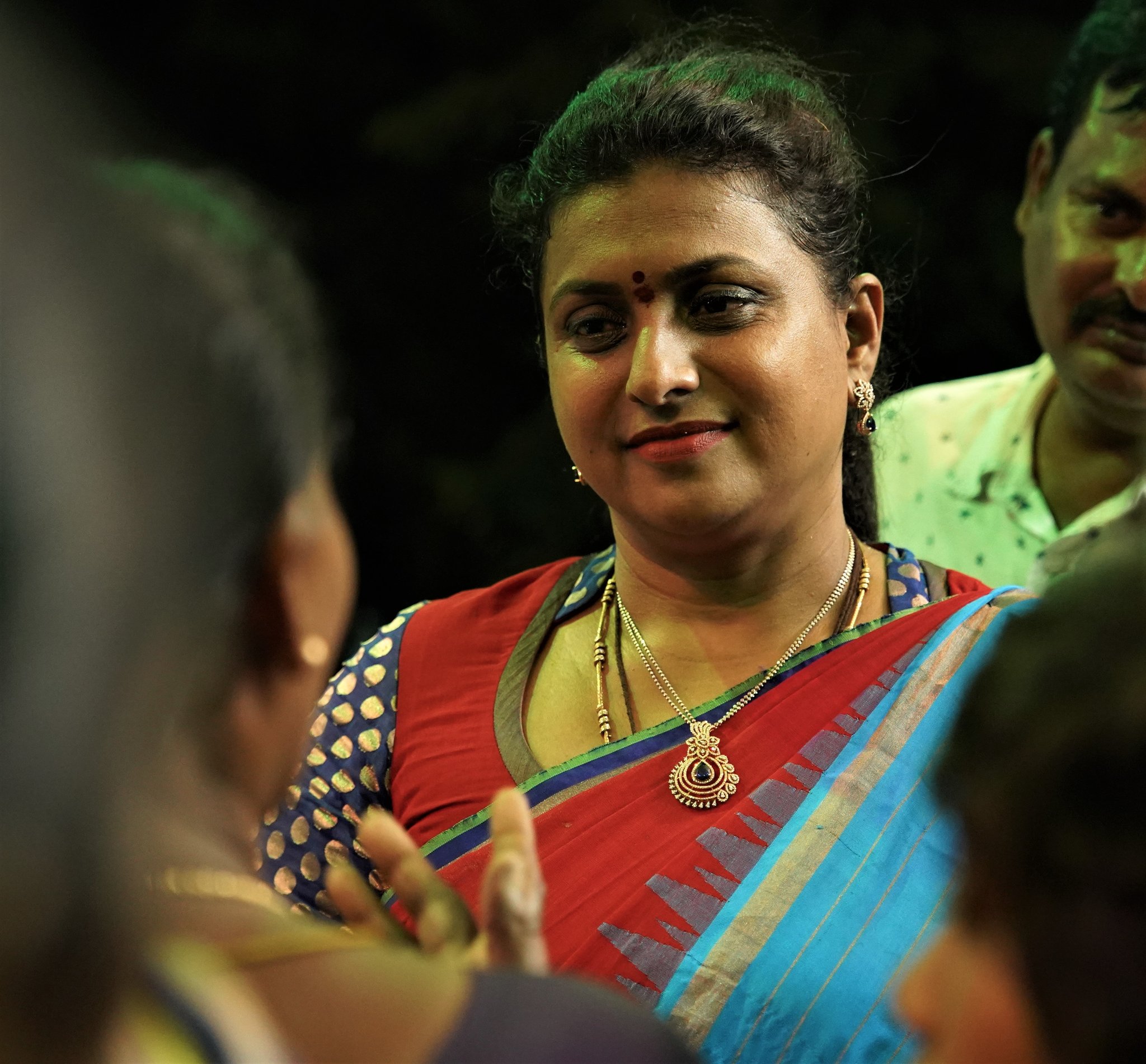 ವೈಎಸ್‌ಆರ್‌ಸಿ ನಾಯಕಿ ರೋಜಾ ಕಾರಿನ ಮೇಲೆ ನಟ ,ರಾಜಕಾರಣಿ ಪವನ್ ಕಲ್ಯಾಣ್ ಬೆಂಬಲಿಗರ ದಾಳಿ