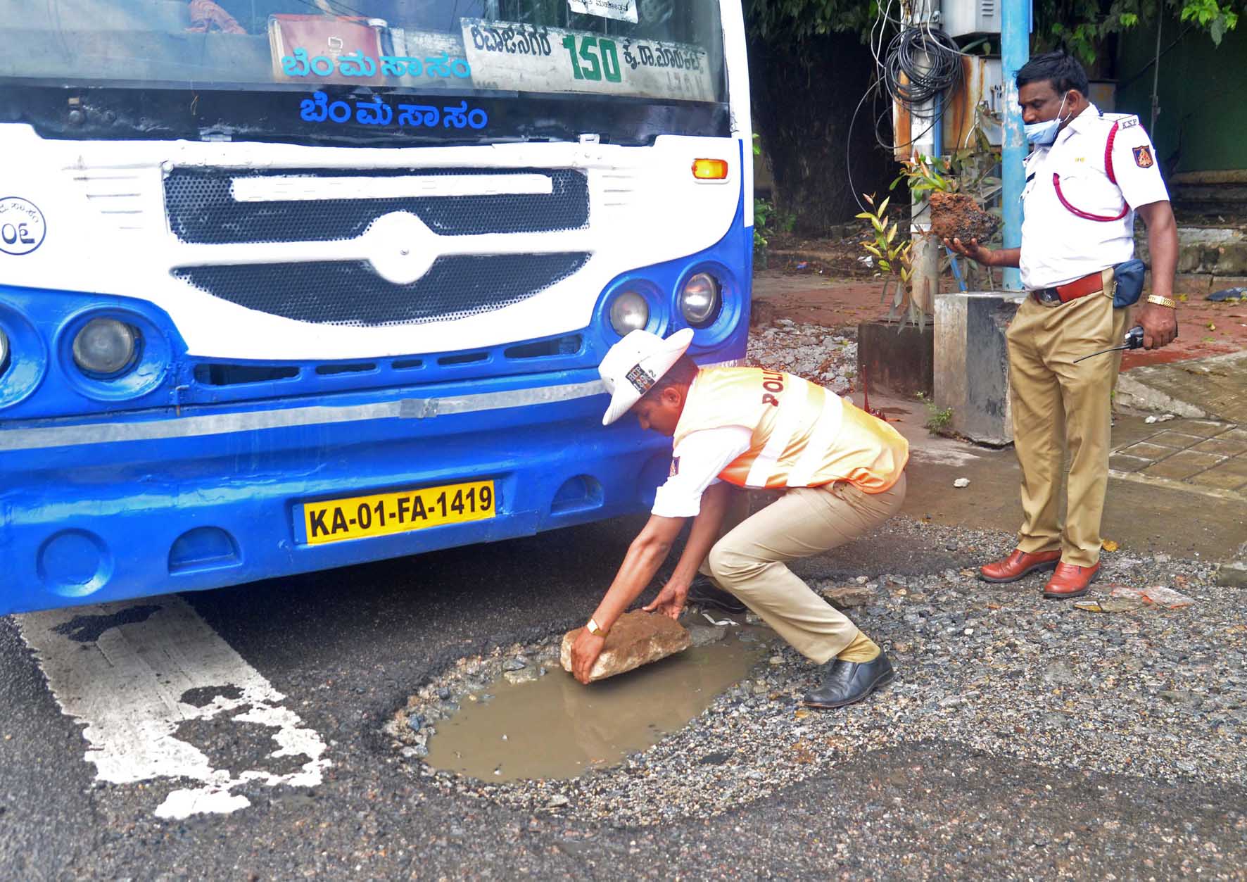 ಬೆಂಗಳೂರು: ಮಳೆಗೆ ನಗರದಲ್ಲಿ ಹೆಚ್ಚಿದ ರಸ್ತೆಗುಂಡಿಗಳು..!