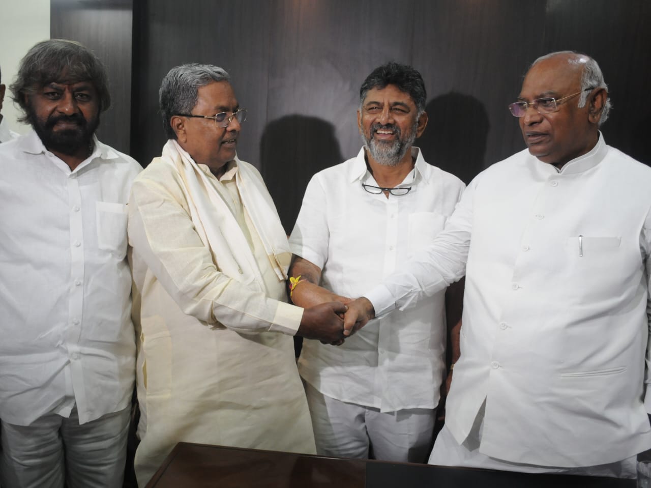 ಕಾಂಗ್ರೆಸ್ ಅಧ್ಯಕ್ಷೀಯ ಚುನಾವಣೆ: ಕೆಪಿಸಿಸಿ ಕಚೇರಿಯಲ್ಲಿ ಮಲ್ಲಿಕಾರ್ಜುನ ಖರ್ಗೆ, ಸಿದ್ದರಾಮಯ್ಯ ಮತದಾನ ಕಾಂಗ್ರೆಸ್ ಅಧ್ಯಕ್ಷೀಯ ಚುನಾವಣೆ: ಕೆಪಿಸಿಸಿ ಕಚೇರಿಯಲ್ಲಿ ಮಲ್ಲಿಕಾರ್ಜುನ ಖರ್ಗೆ, ಸಿದ್ದರಾಮಯ್ಯ ಮತದಾನ