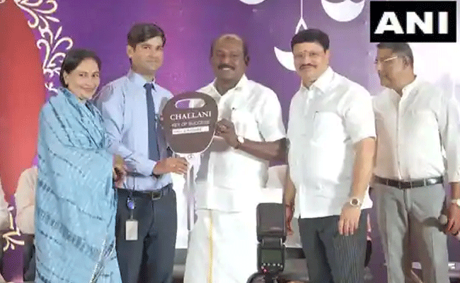 ದೀಪಾವಳಿ ಉಡುಗೊರೆಯಾಗಿ ಉದ್ಯೋಗಿಗಳಿಗೆ ಕಾರು, ಬೈಕ್ ನೀಡಿದ ಚಿನ್ನಾಭರಣ ಮಳಿಗೆ ಮಾಲಕ